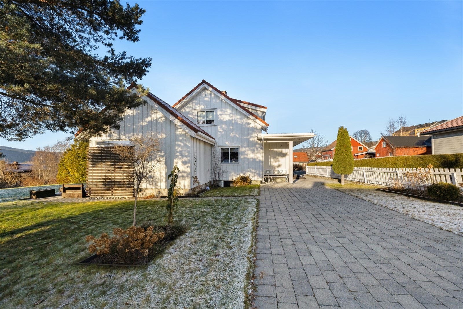 Hagen er pent planert og tilrettelagt for enkel bruk, med en kombinasjon av grøntarealer og steinbelagt uteplass. . Galleribilde