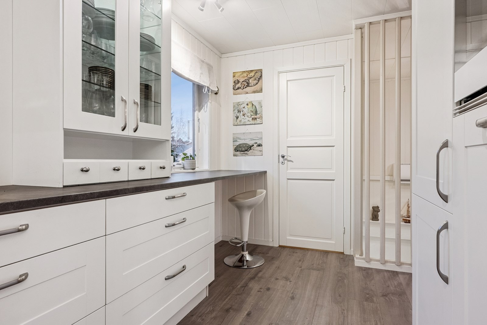 Kjøkken fra 2014 med integrerte hvitevarer. Dør inn til bod. Galleribilde