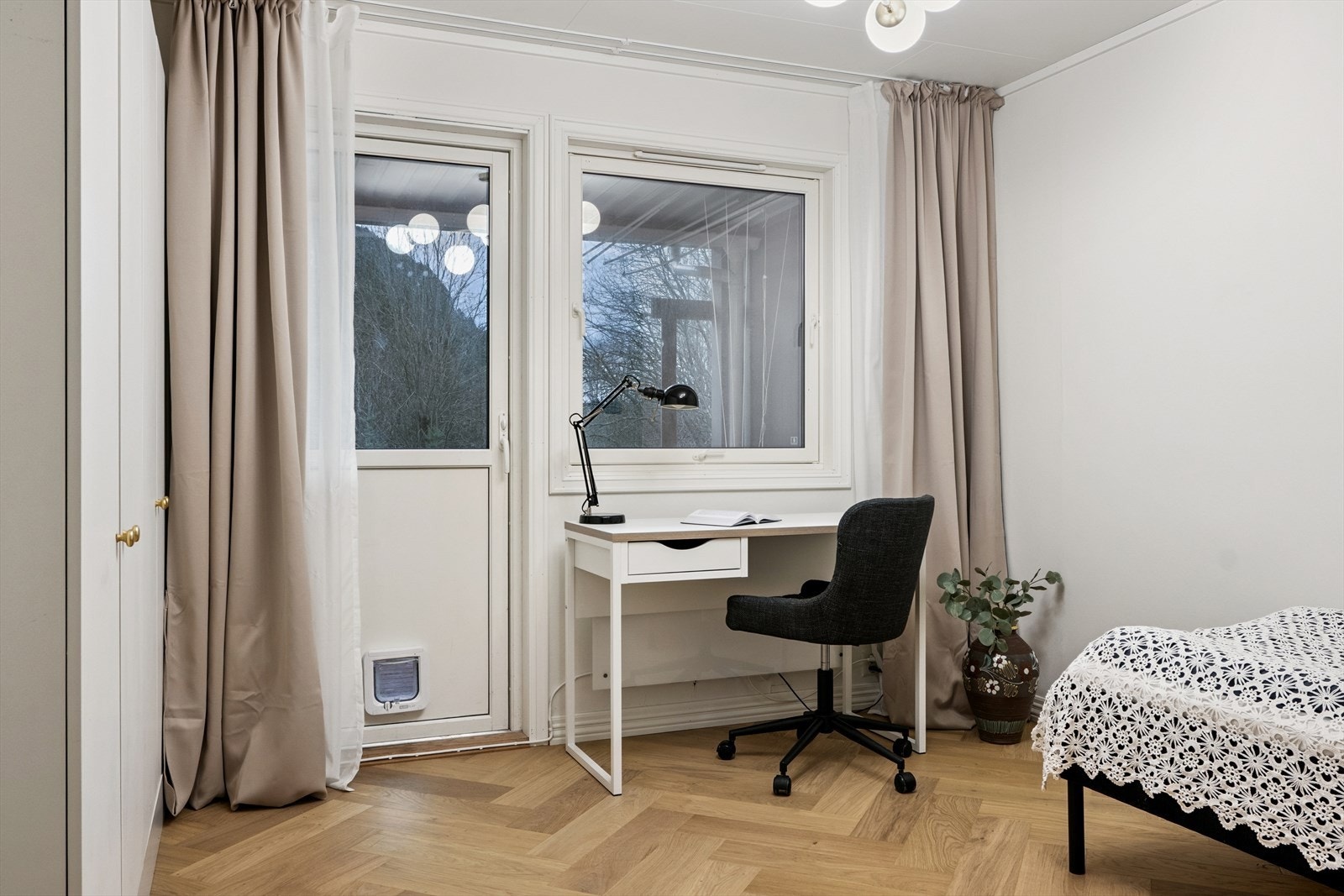 Soverom 2 er pusset opp i 2025. Utgang til terrasse. Galleribilde