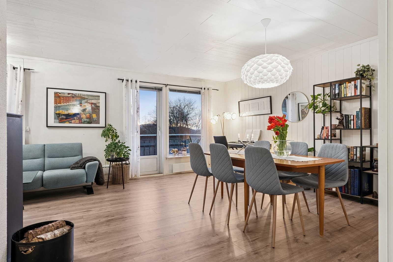 Stue med fin stil og utgang til balkong. Galleribilde