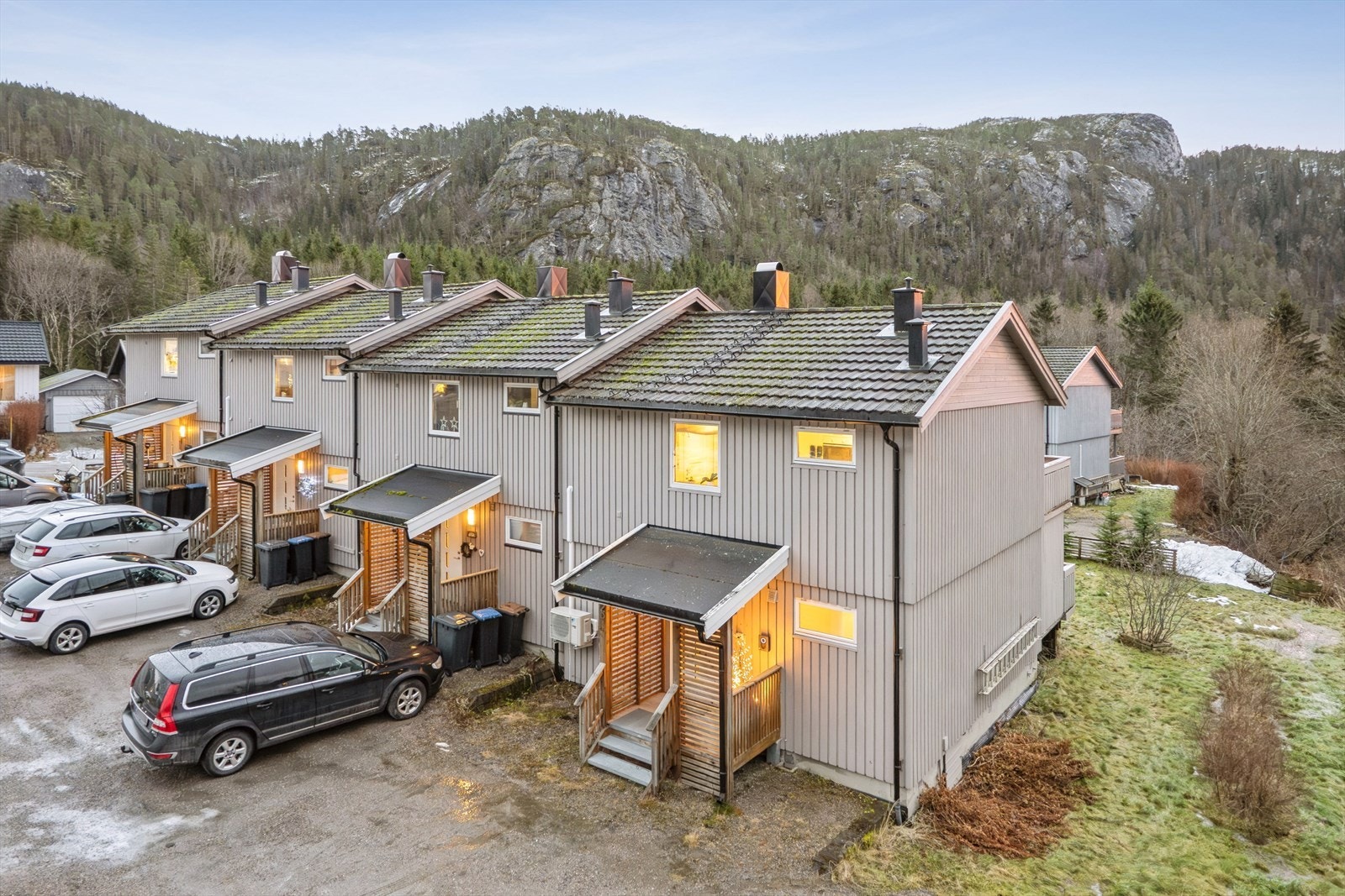 Det er montert el-billader ved inngangsparti. Galleribilde