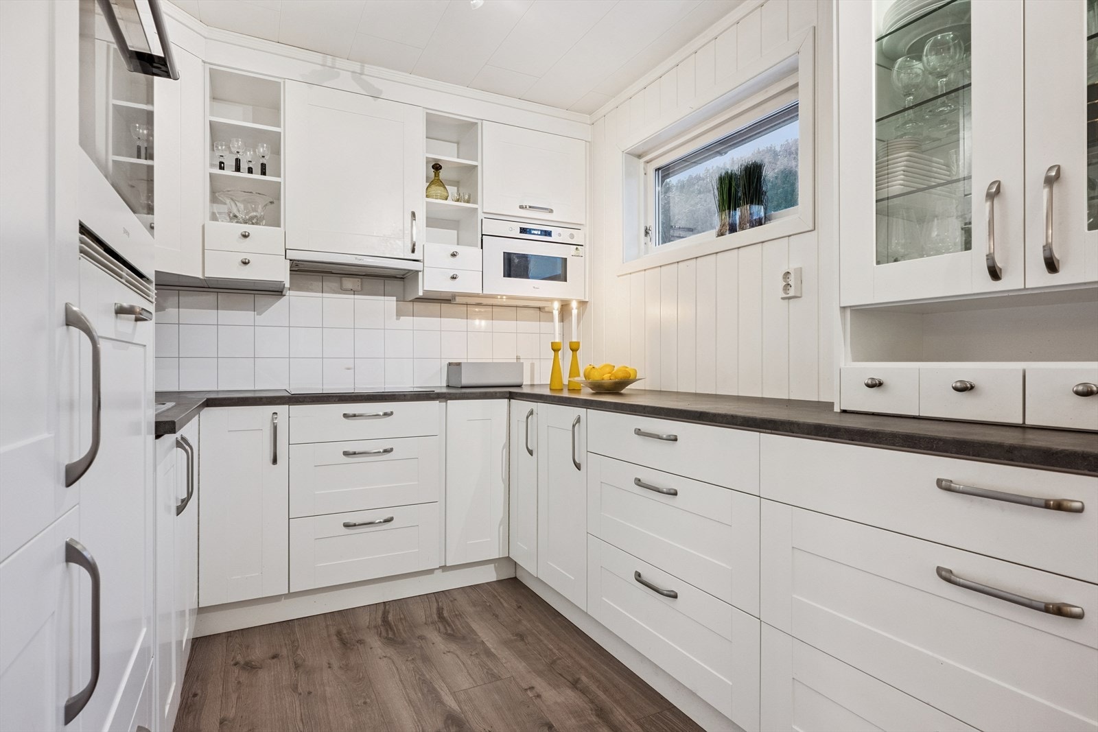 Kjøkken fra 2014 med integrerte hvitevarer. Galleribilde