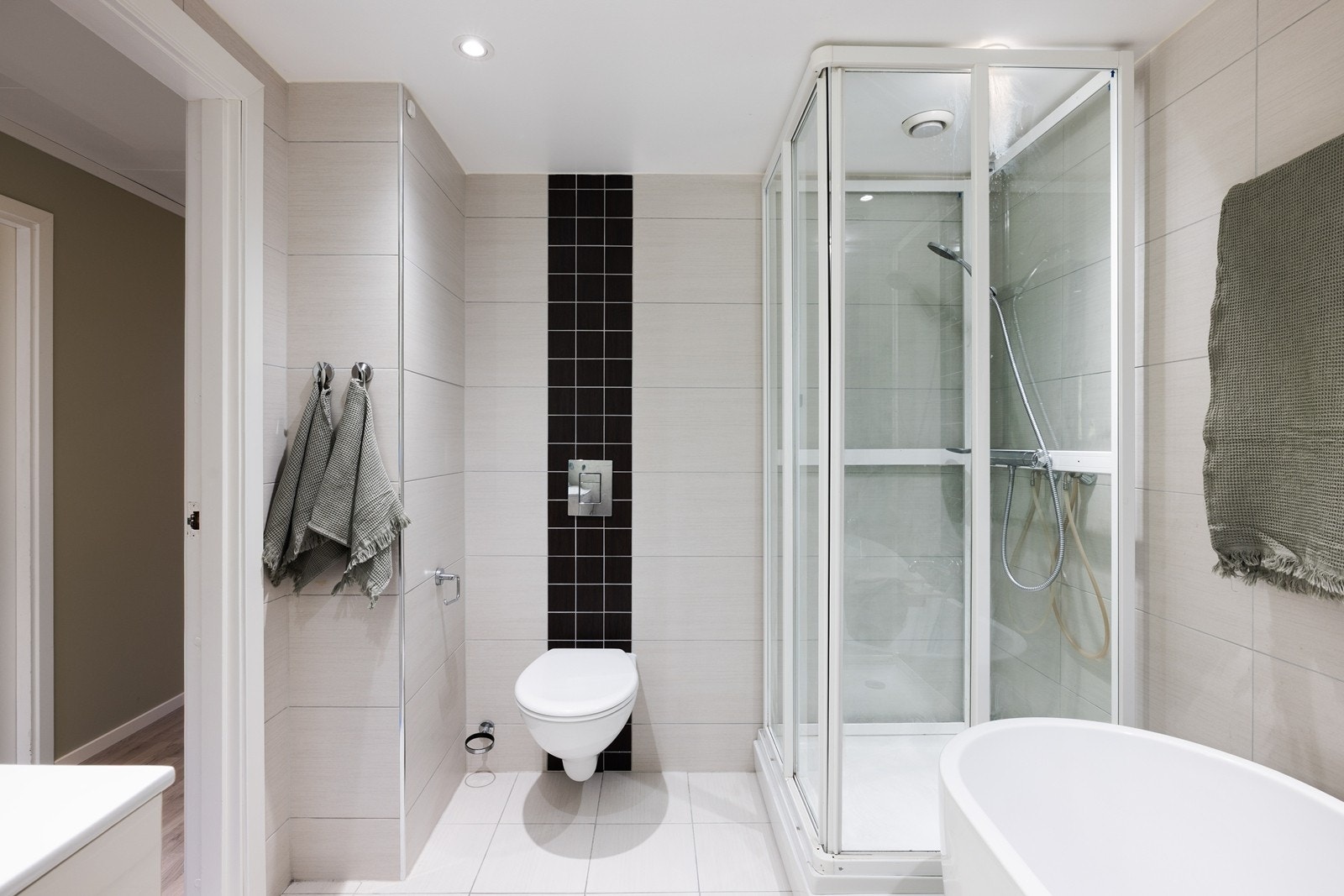 Badet er utstyrt med vegghengt toalett Galleribilde