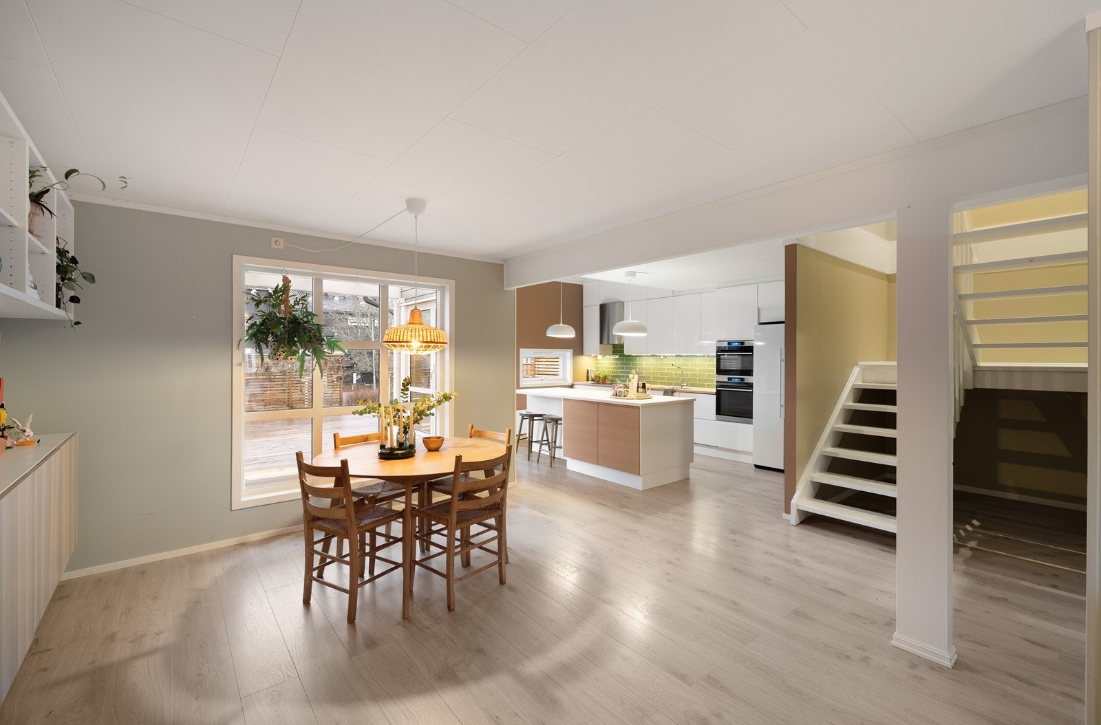 Det store allrommet gir en luftig følelse og har plass til flere møbleringssoner. Galleribilde