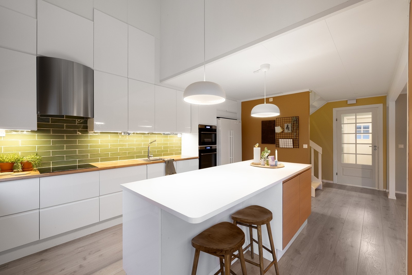 God belysning over kjøkkenbenken og øya sikrer funksjonelle arbeidsforhold. Galleribilde