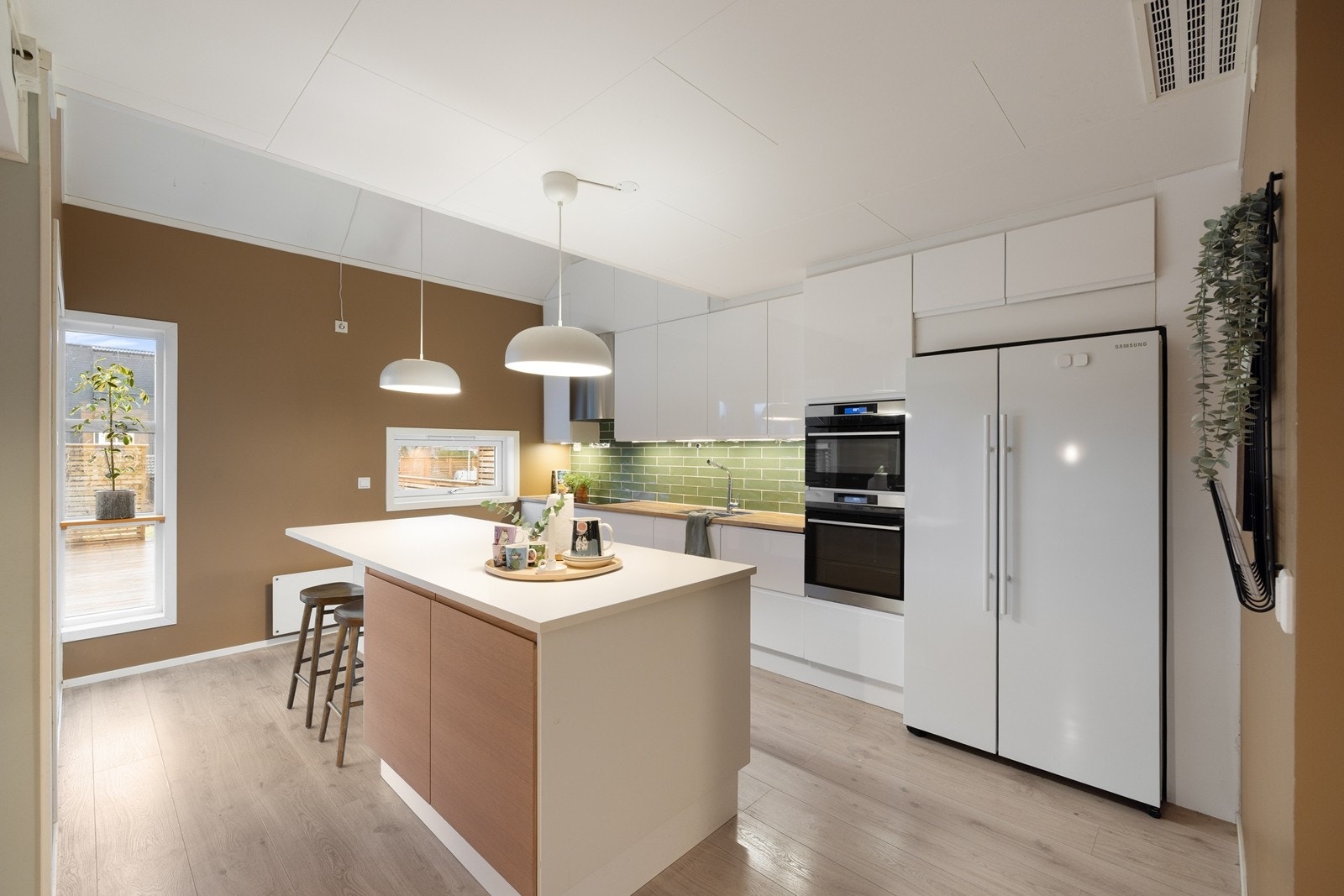 Kjøkkenøya fungerer som et naturlig samlingspunkt og har en uformell spiseplass. Galleribilde