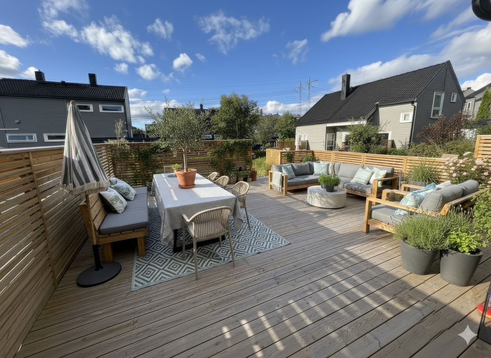 Den sørvendte terrassen har gode solforhold og rikelig med plass Galleribilde