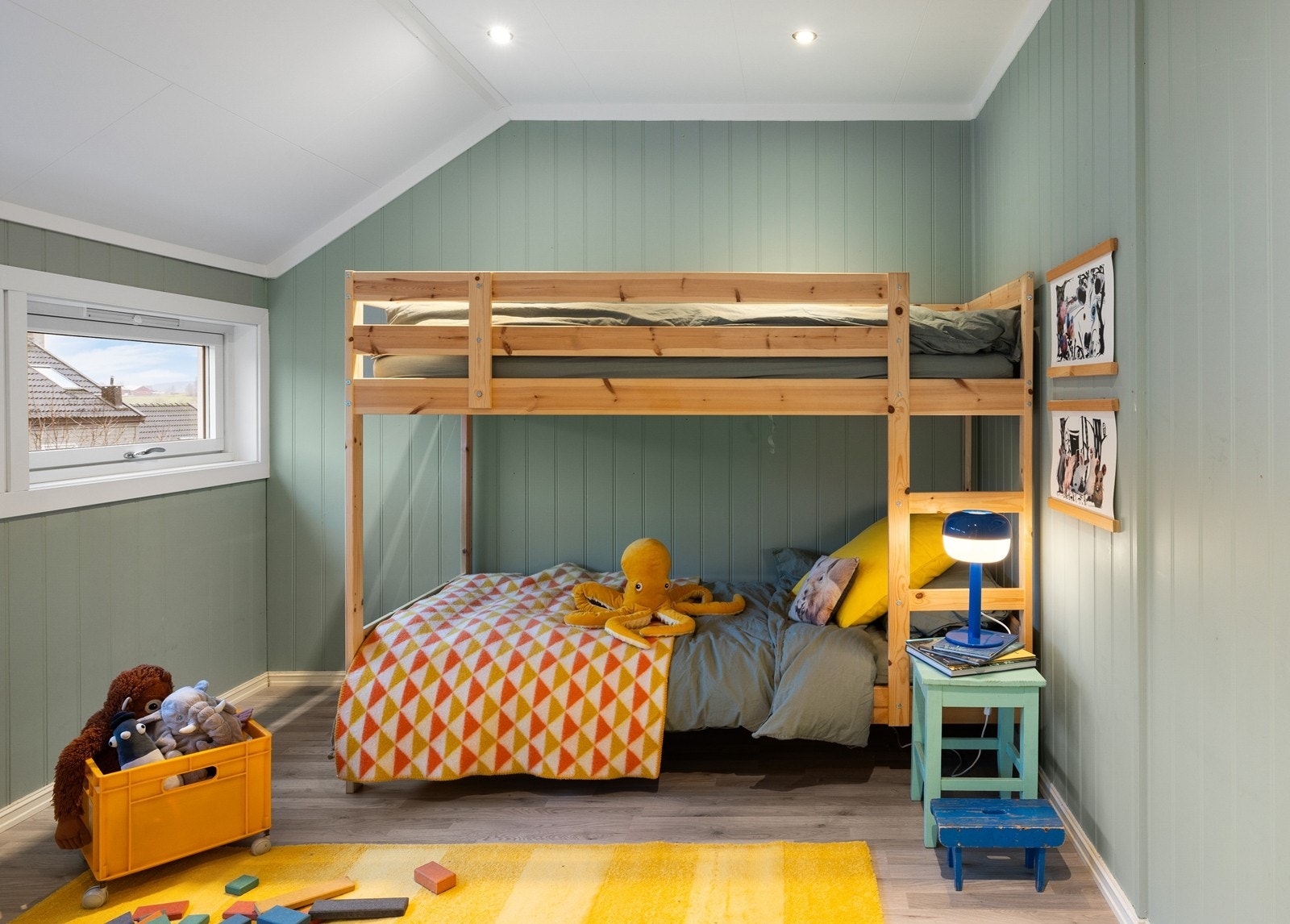 Rommet har plass til både seng og lekeareal. Galleribilde