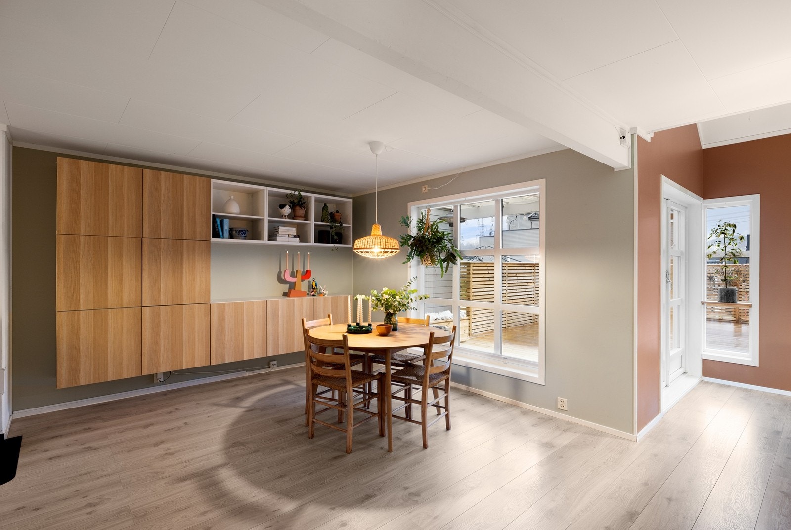 Store vindusflater gir godt med naturlig lys til spiseplassen. Galleribilde