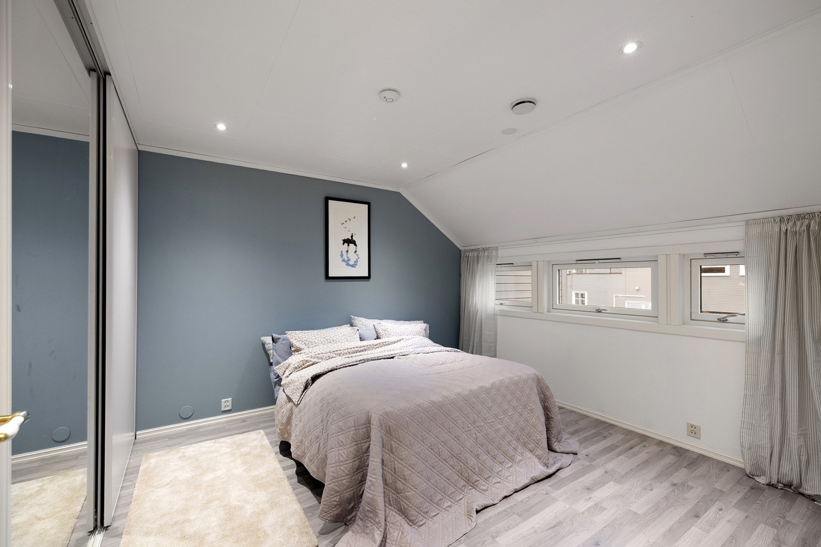 Hovedsoverommet har god plass til dobbeltseng og garderobeløsning. Galleribilde