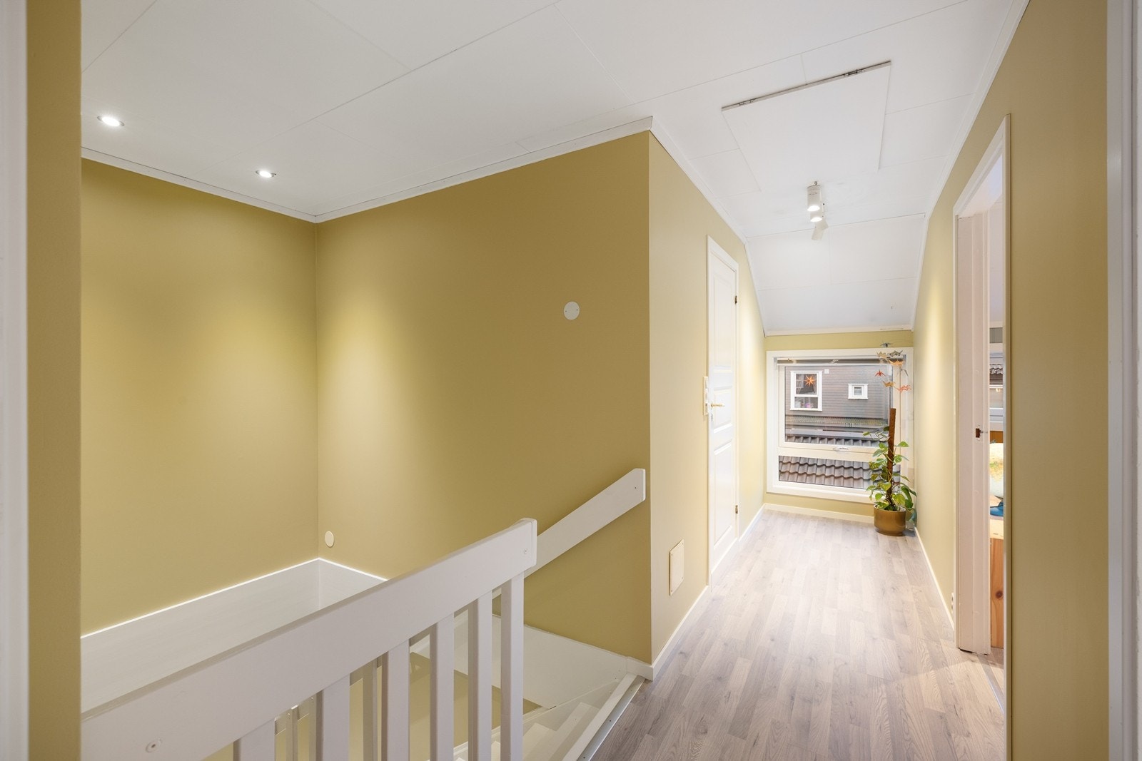 I trappegangen er det luke til kaldloftet Galleribilde