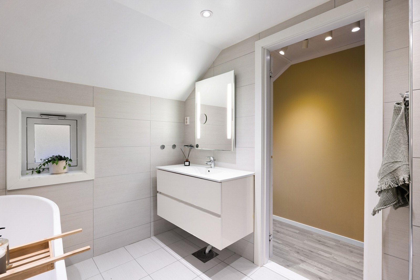 Baderomsinnredning med skuffer og speil med integrert belysning Galleribilde