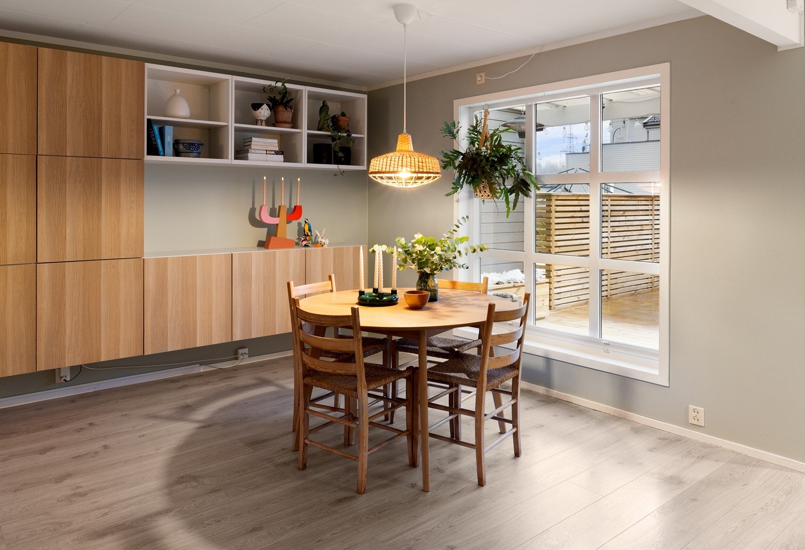 Plassbygget oppbevaring i spisestuen kombinerer funksjon og estetikk. Galleribilde