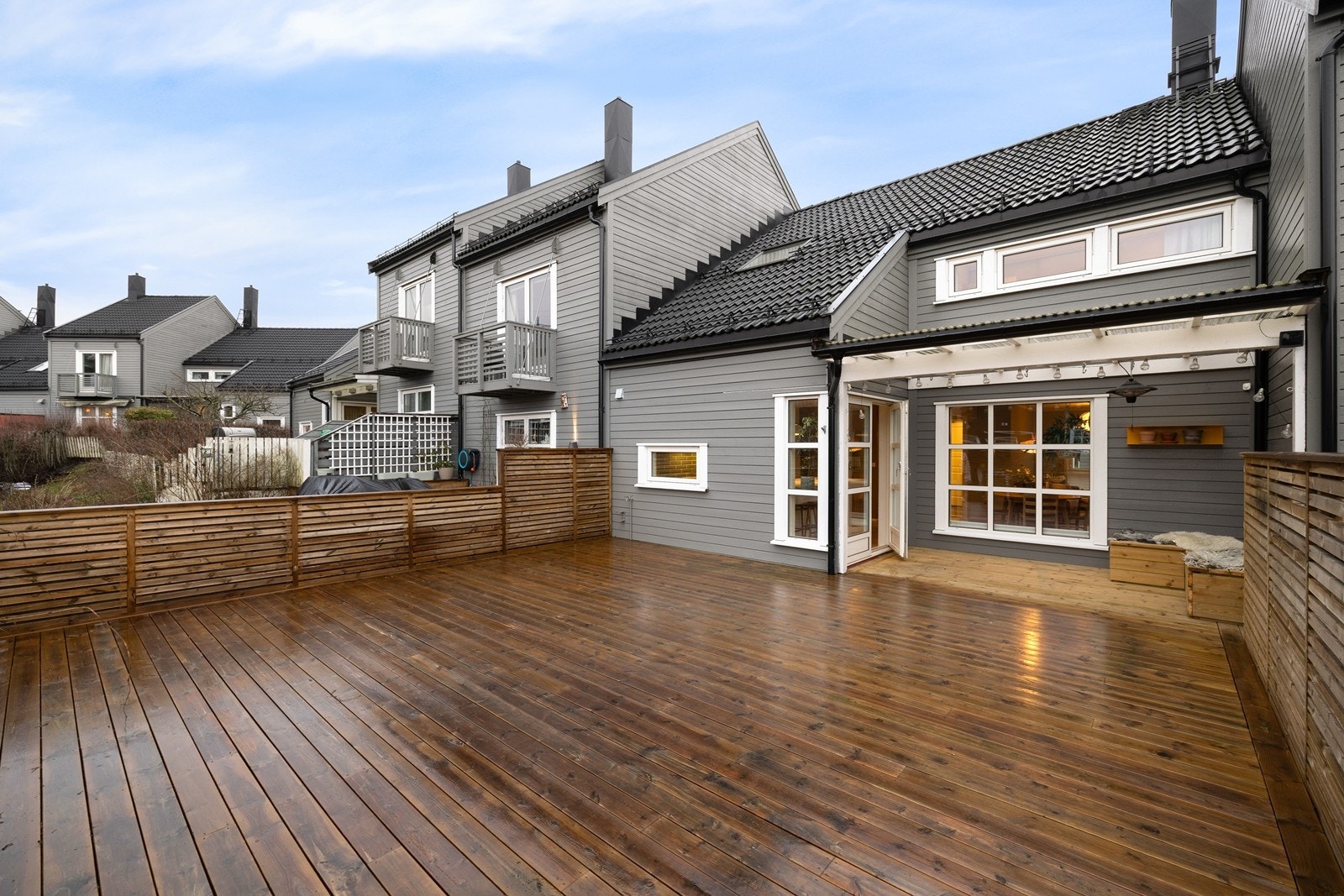 Eiendommen ligger i et veletablert boligområde uten gjennomgangstrafikk. Galleribilde