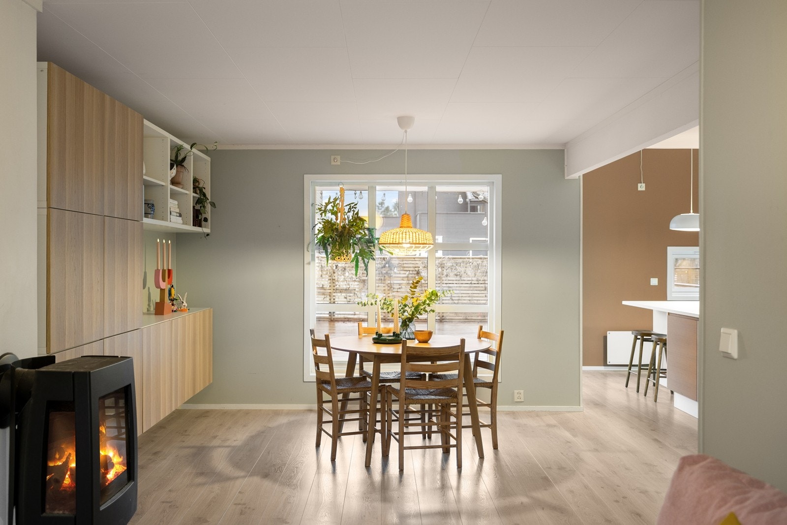 Peisovnen skaper en lun og hyggelig atmosfære i stuedelen. Galleribilde