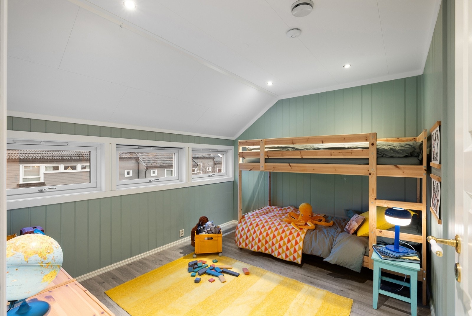 Et av soverommene er innredet som et lyst og trivelig barnerom. Galleribilde