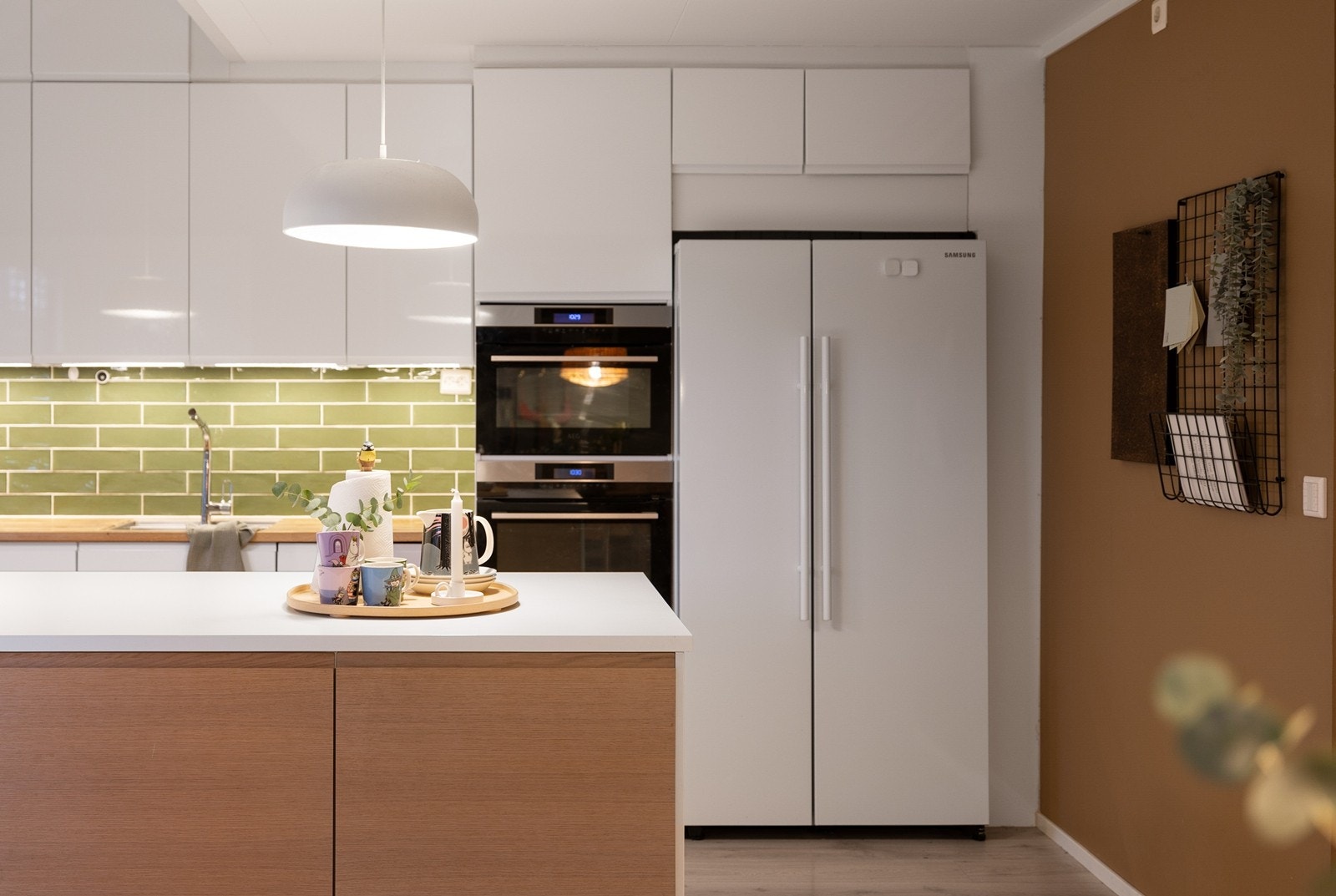 Kjøleskap med doble dører gir rikelig med oppbevaringsplass for matvarer. Galleribilde