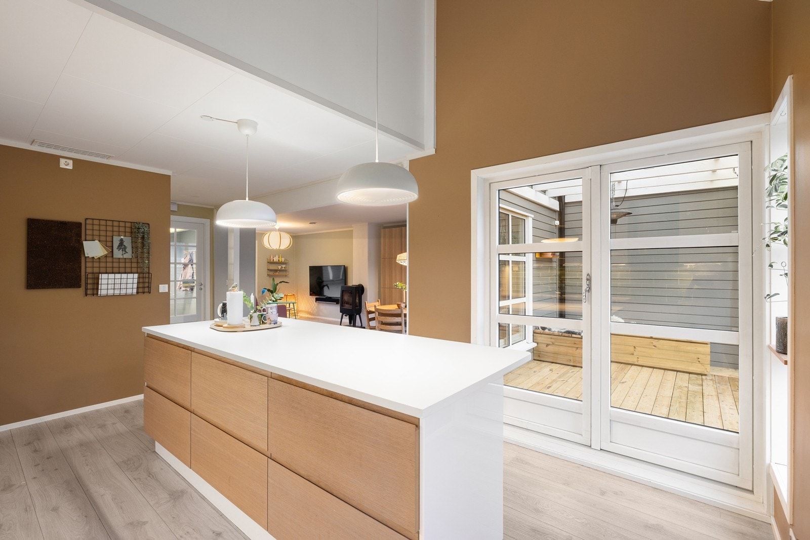 Fra kjøkkenet er det direkte utgang til den store, sørvendte terrassen. Galleribilde