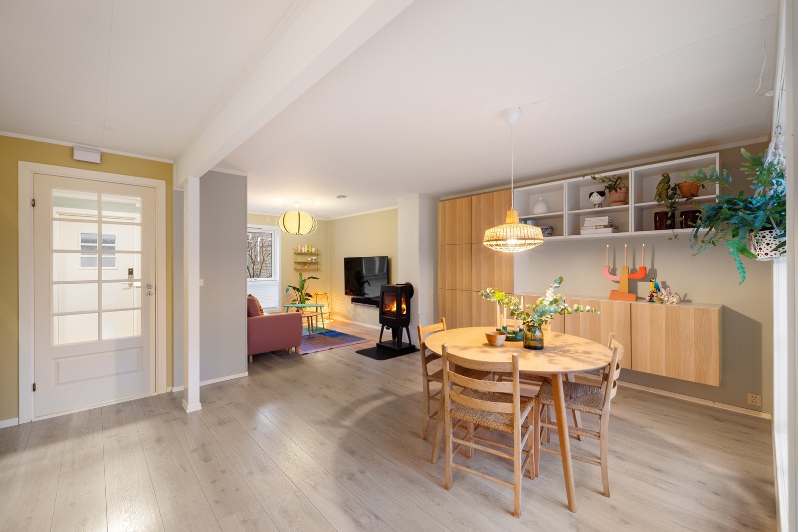 Gjennomgående gulv og en helhetlig fargepalett binder rommene sammen. Galleribilde