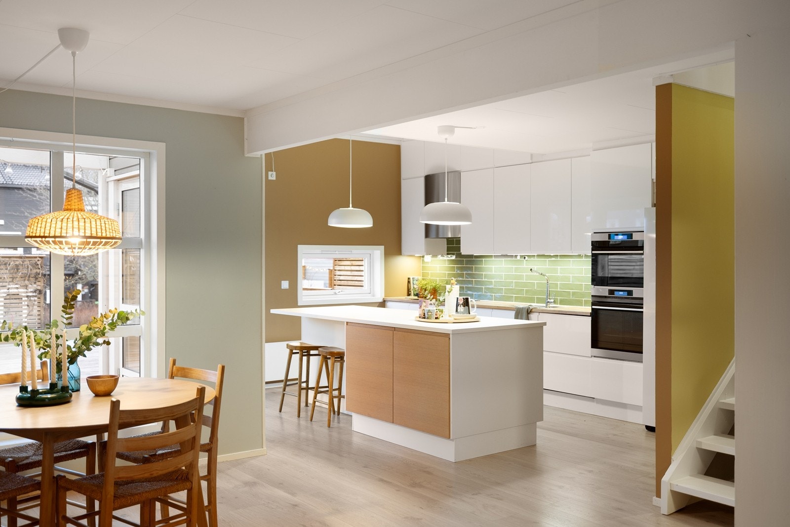 Kjøkkenet er en integrert del av allrommet, med en praktisk kjøkkenøy. Galleribilde