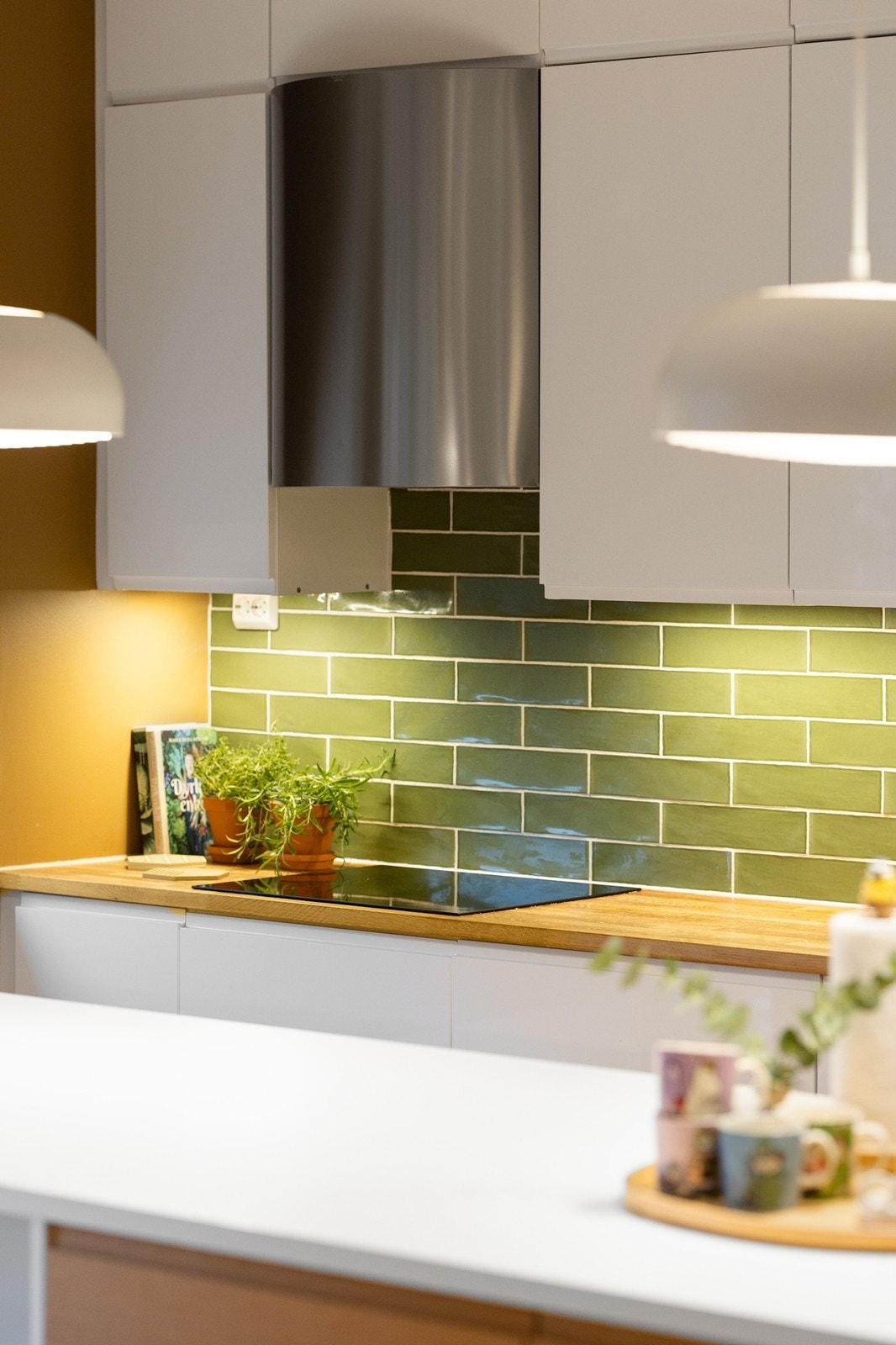 Flisene over kjøkkenbenken gir kjøkkenet et personlig og stilrent preg. Galleribilde