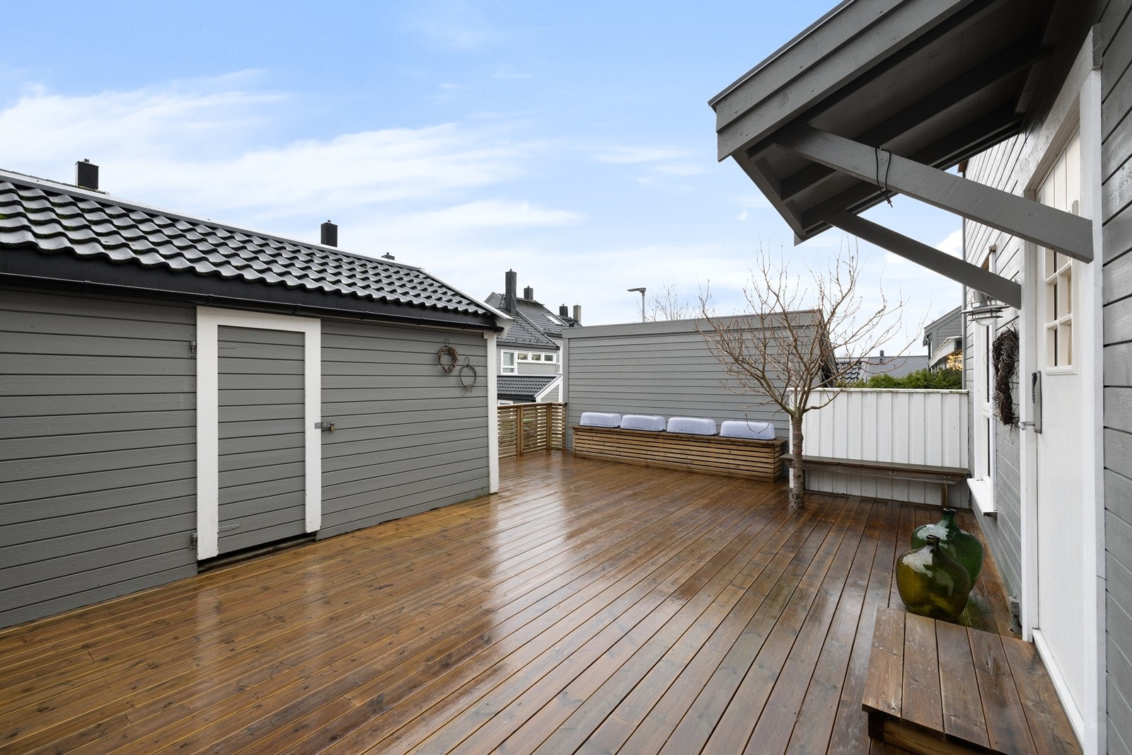 Uteplassen er skjermet og gir en privat sfære. Tilkomst til den utvendig boden Galleribilde