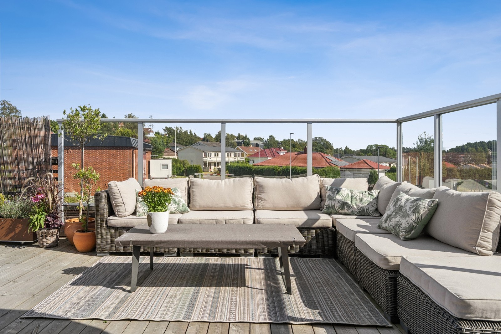 Fin plass til både sofagruppe, spiseplass og grill! Galleribilde