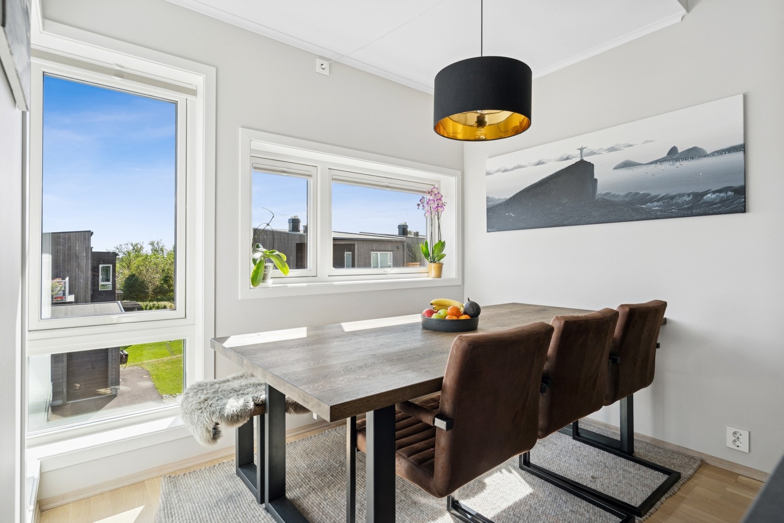 Ved kjøkkenet er det en naturlig plass for en spisegruppe. Galleribilde