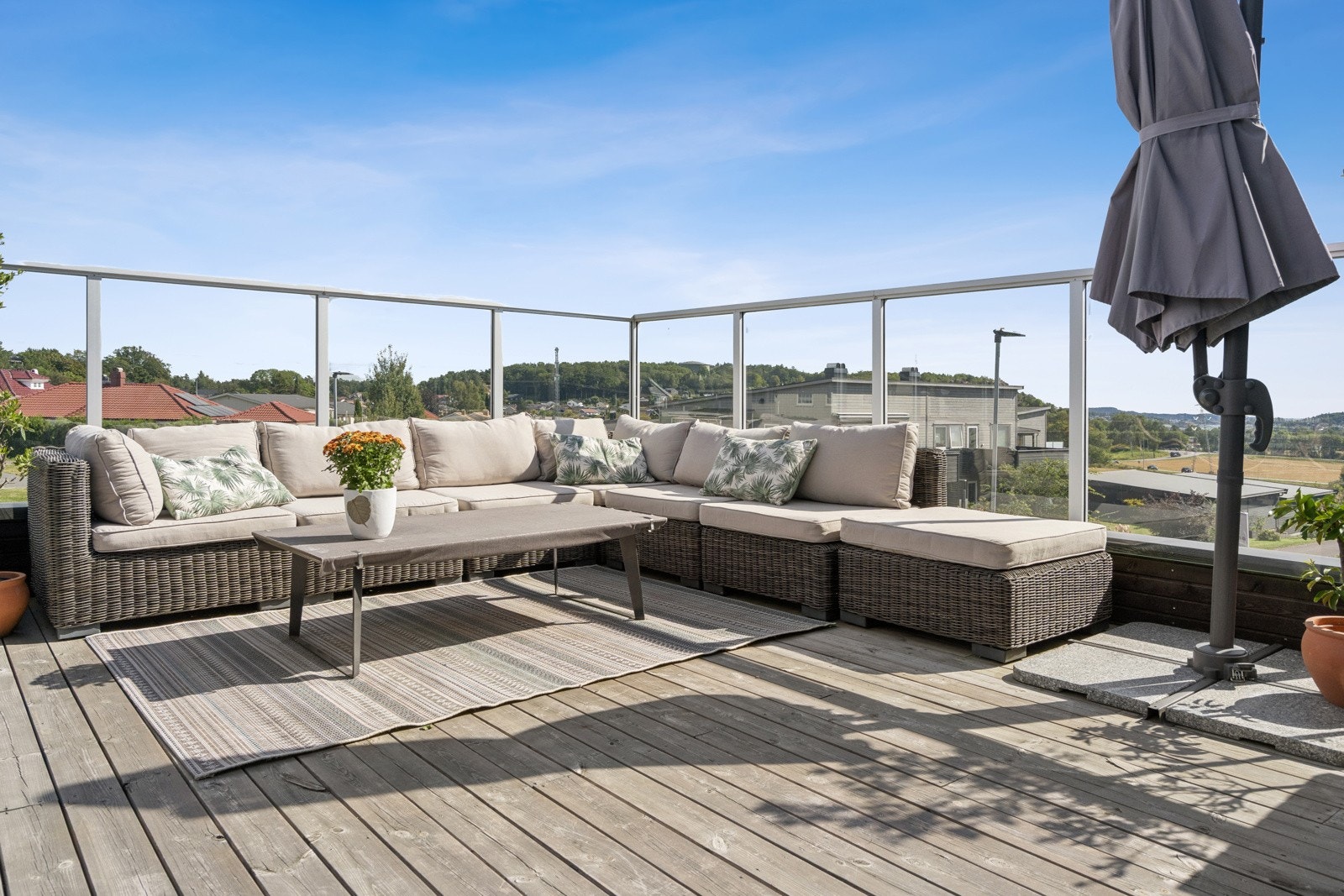 Fra uteplassen er det en behagelig utsikt mot Sandefjord sentrum. Galleribilde