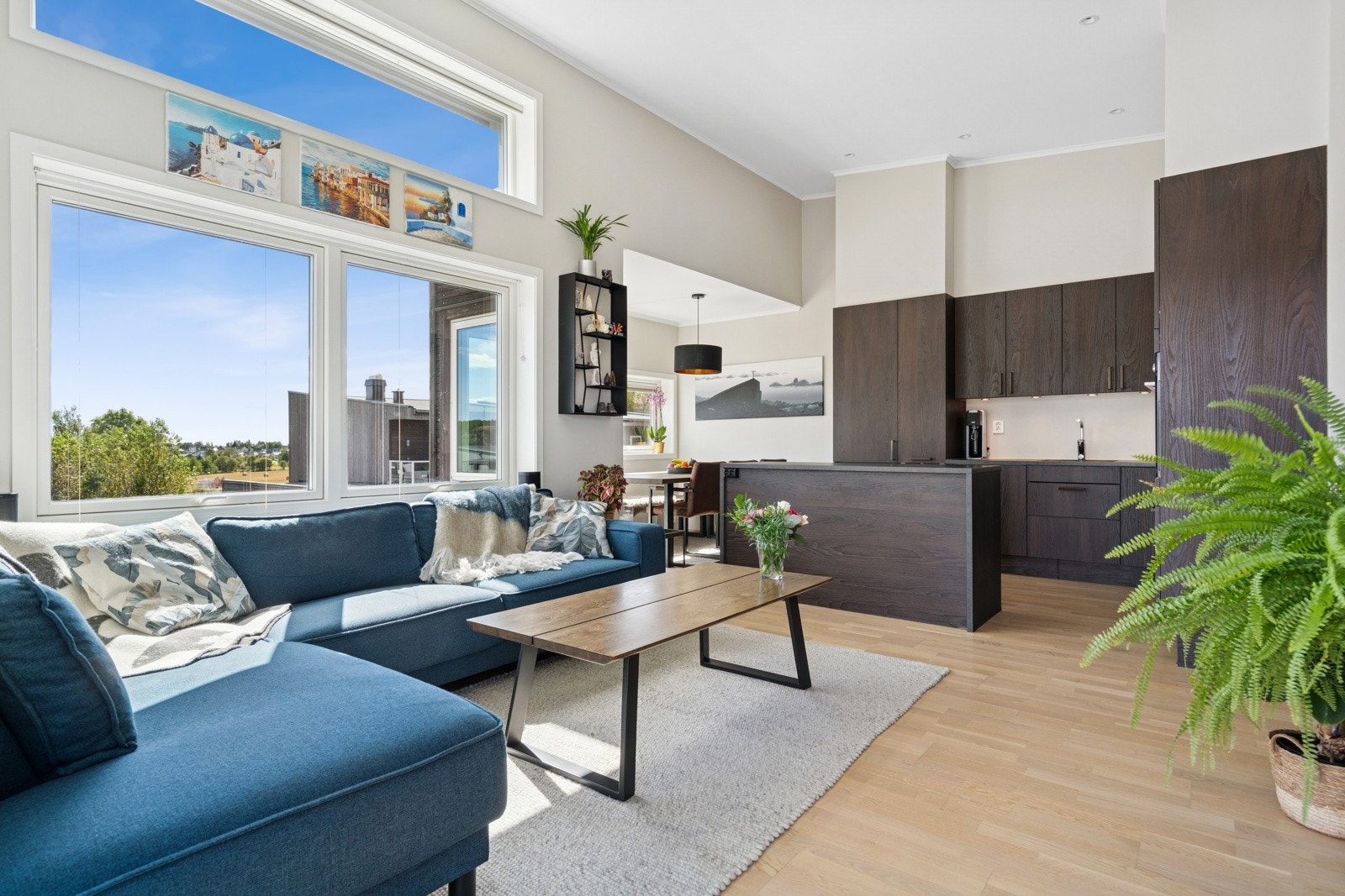 Leiligheten er fra 2019 og har en god takhøyde, som gjør leiligheten lys og luftig. Galleribilde