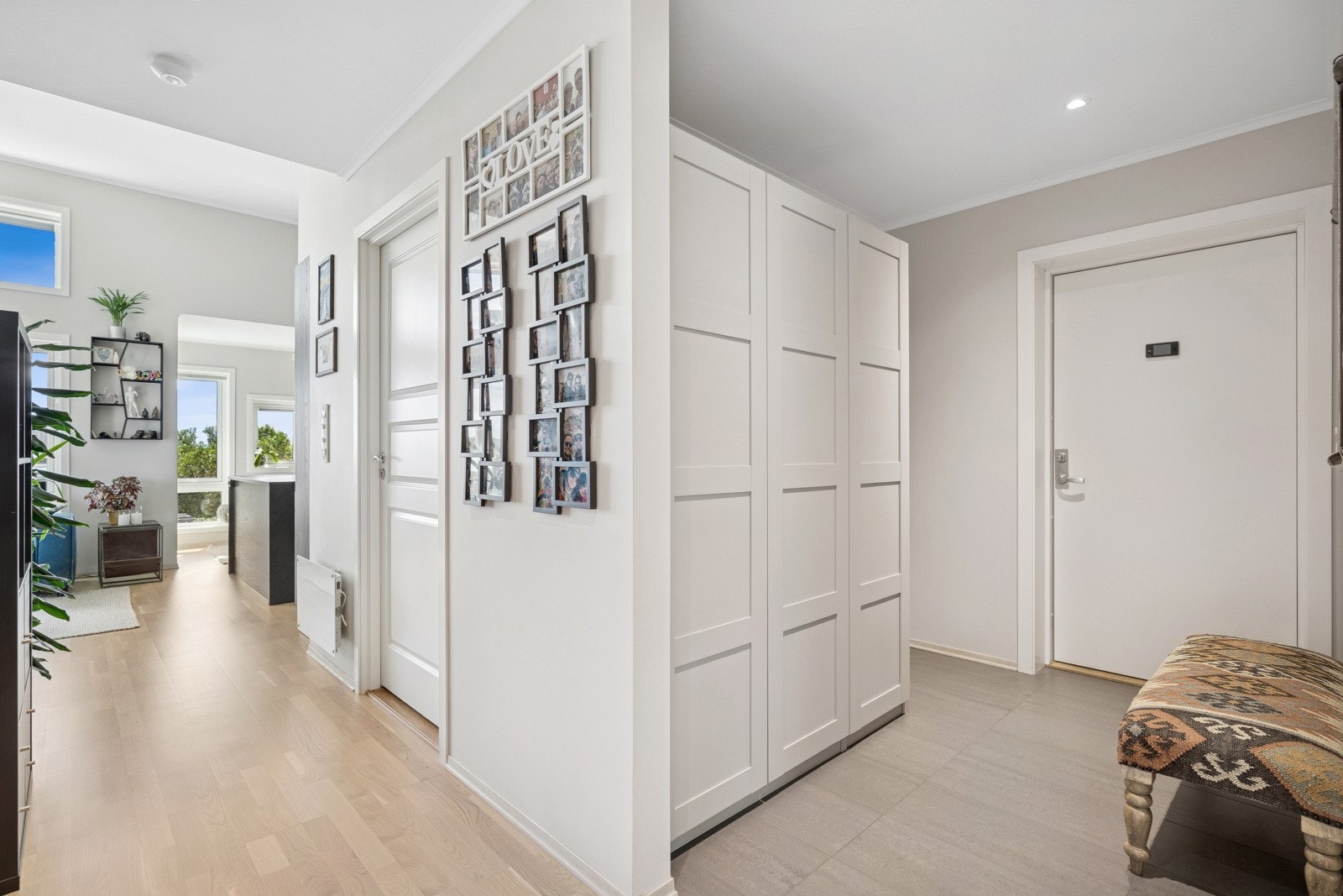 Gangen har godt med skapplass til yttertøy. Galleribilde