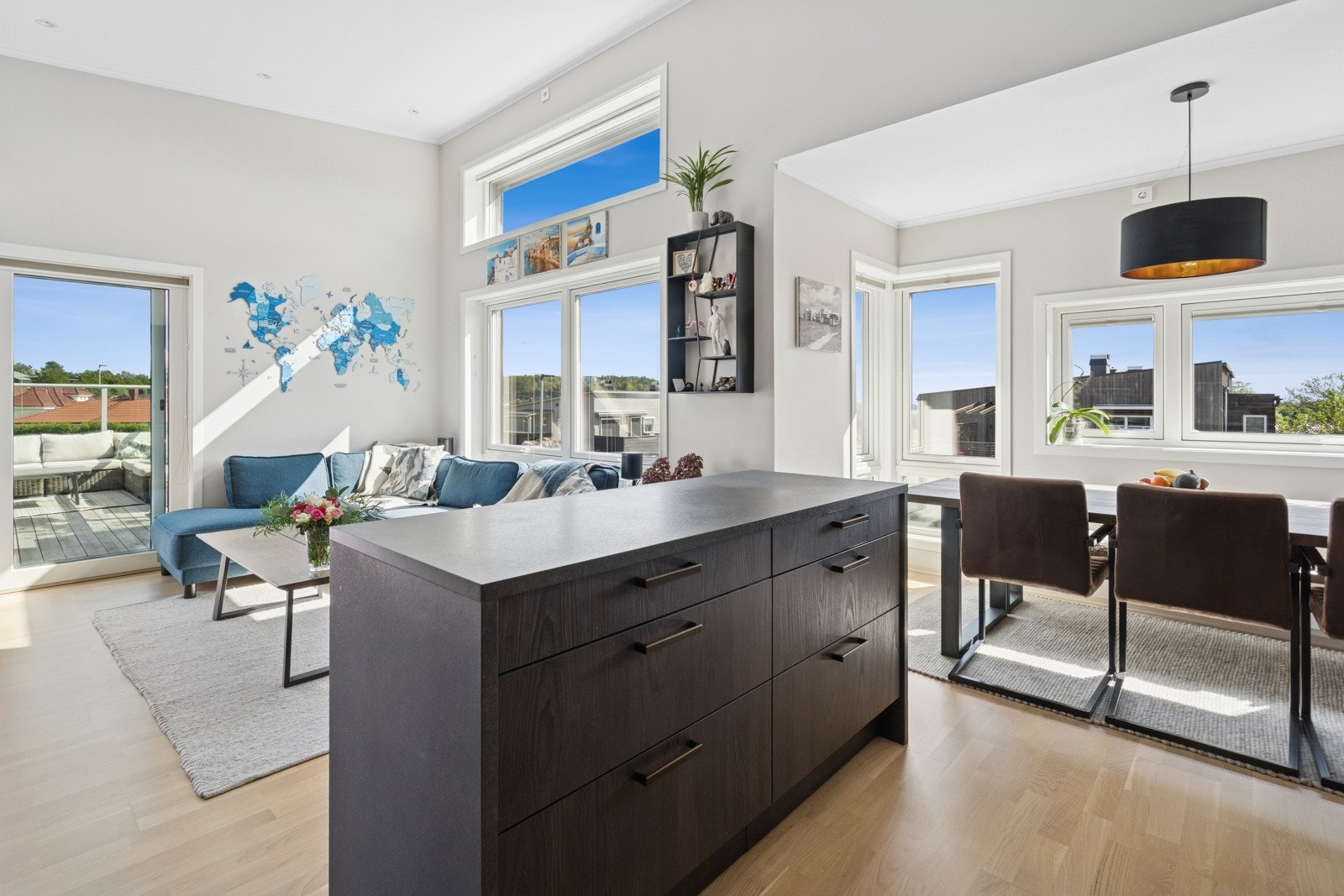 De store vindusflatene gir leiligheten rikelig med naturlig lysinnslipp. Galleribilde