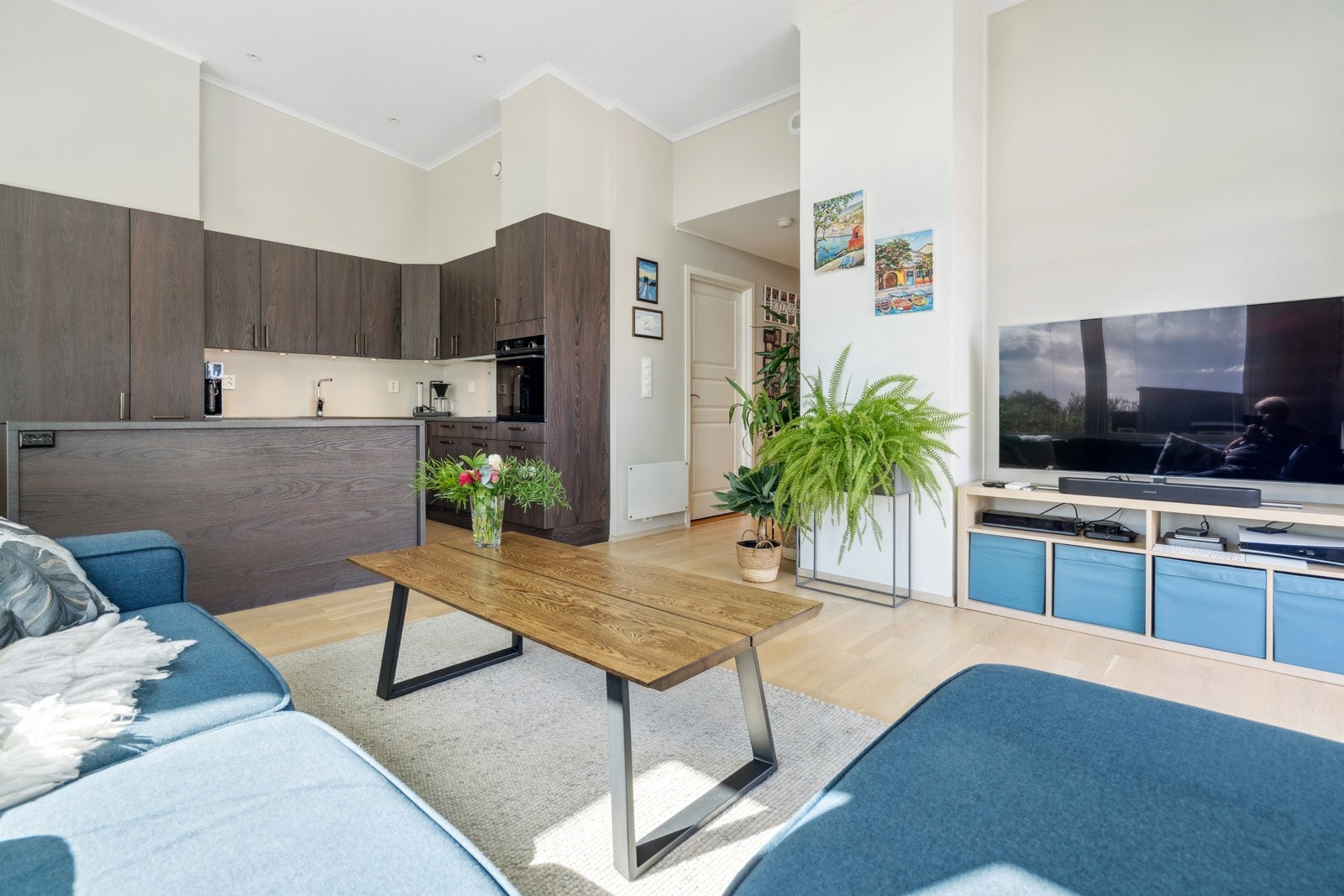 Den gode takhøyden bidrar til å gi leiligheten en romslig følelse. Galleribilde