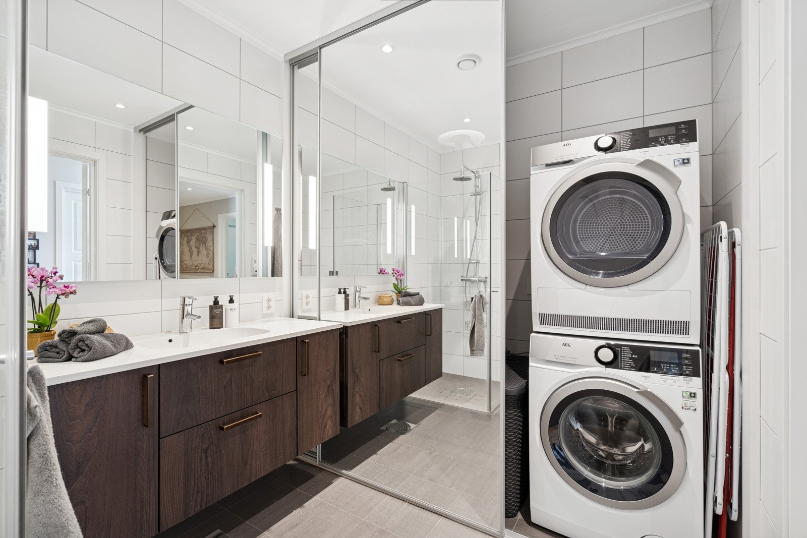 Det er opplegg for vaskemaskin. Her er det etabelert en god løsning med skyvedørsvegger som skiller av vaskerom/bad. Galleribilde