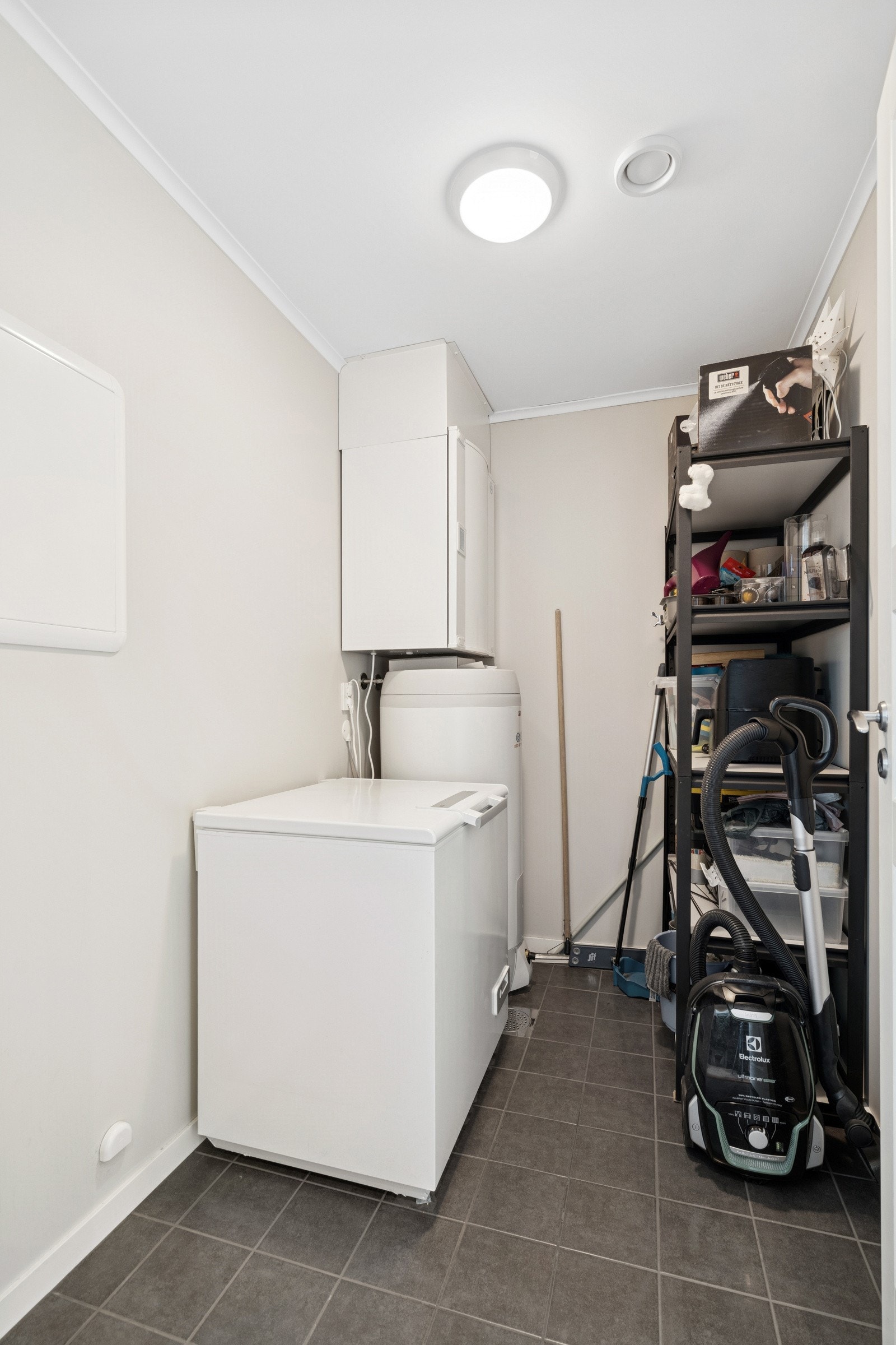 Praktisk innvending bod/teknisk rom. Varmtvannstanken er på ca. 200 liter. Galleribilde