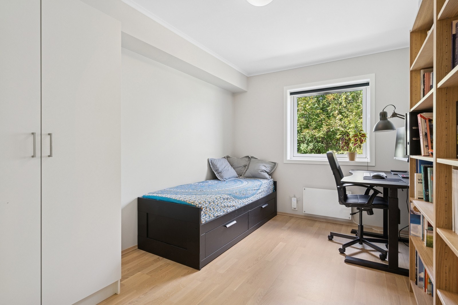 Leiligheten byr på to soverom av god størrelse. Rommene har både plass til seng og garderobeskap. Galleribilde