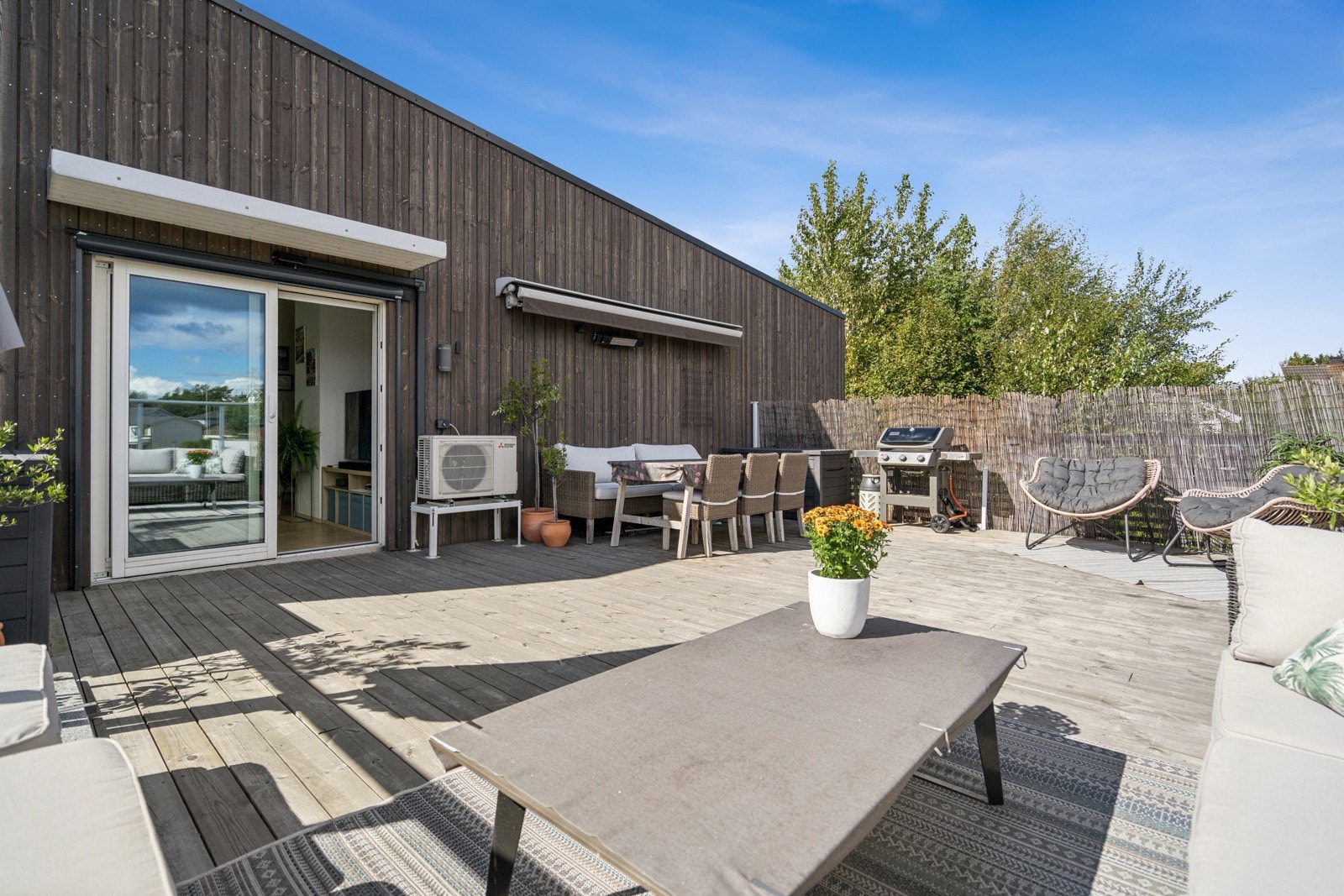 Her er det godt med plass til møblering i ulike soner, samt en fin utsikt. Galleribilde