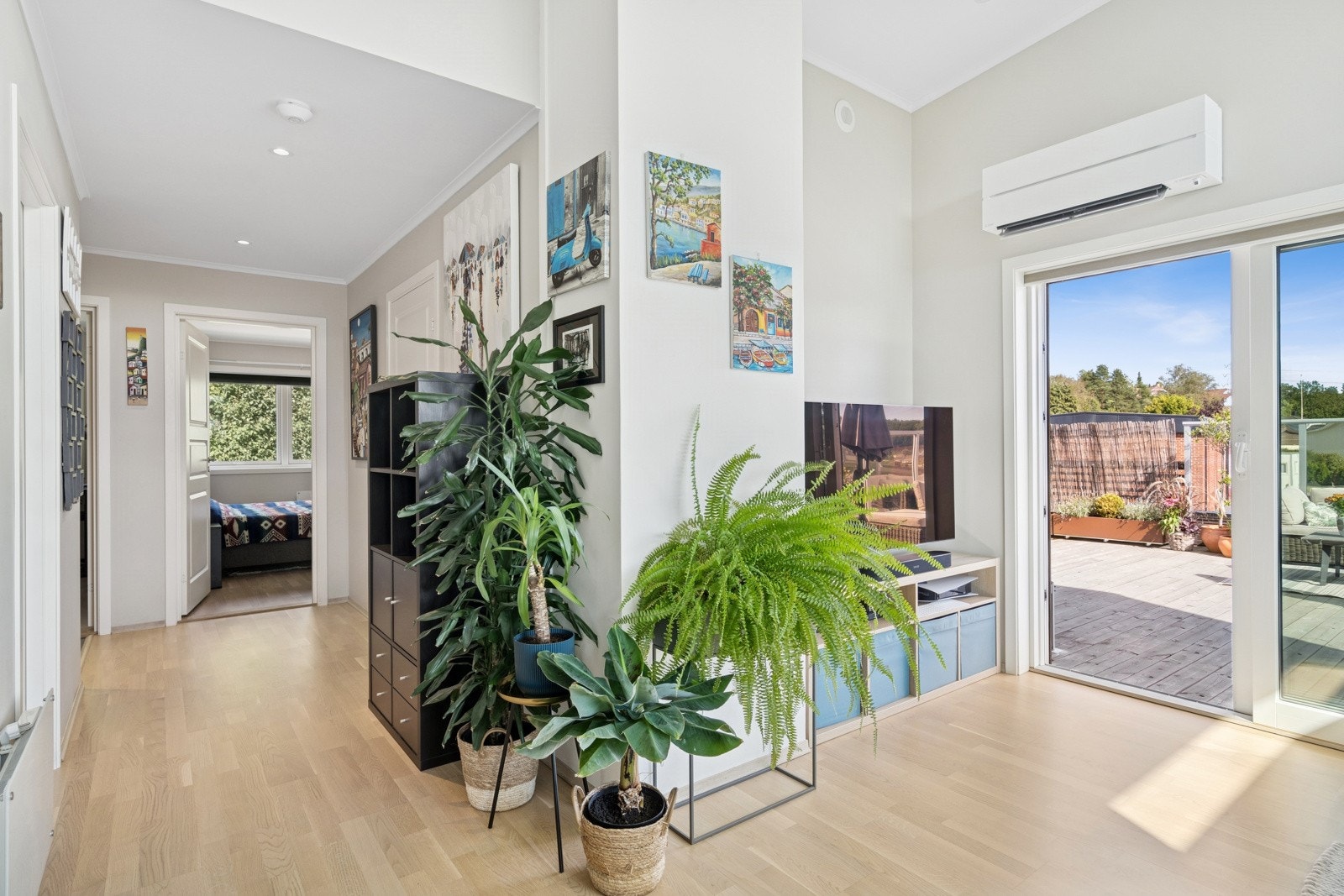 Fra stuen er det direkte utgang til uteplassen. Galleribilde