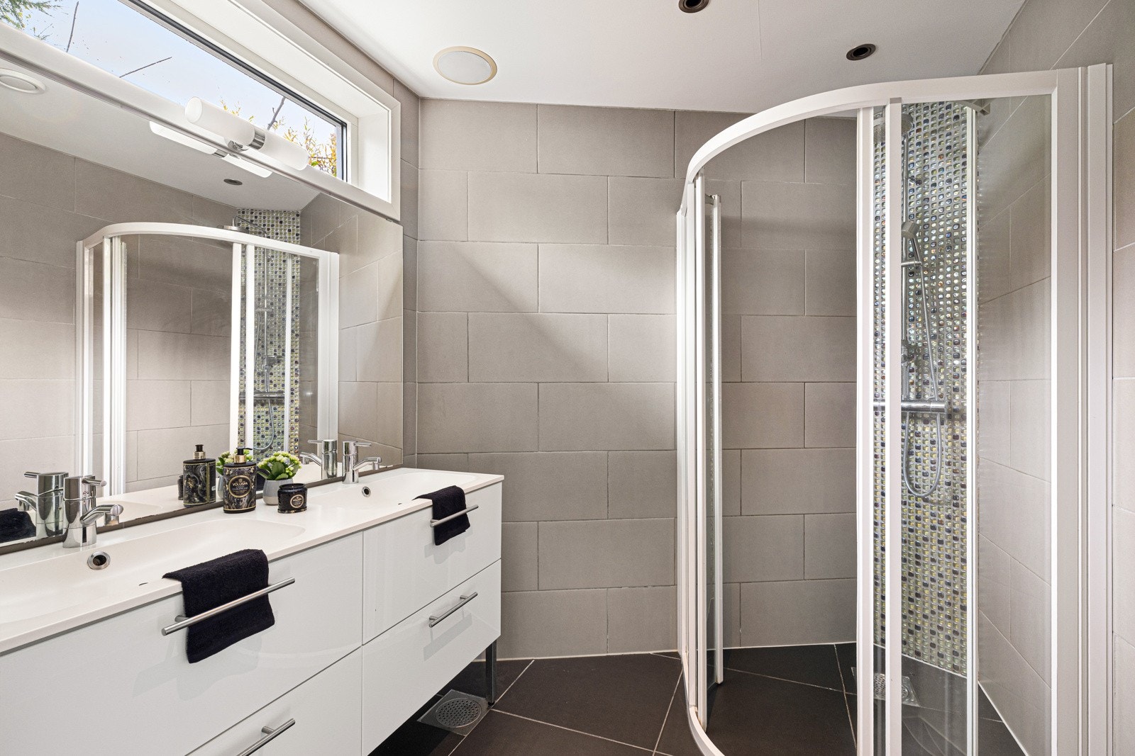 Badet tilknyttet hovedsoverommet har varmekabler, dobbel servant, vegghengt toalett og dusjhjørne. Galleribilde