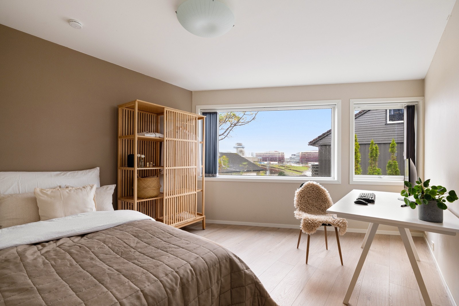 Alle soverommene er romslige med plass til dobbeltseng og garderobe. Galleribilde