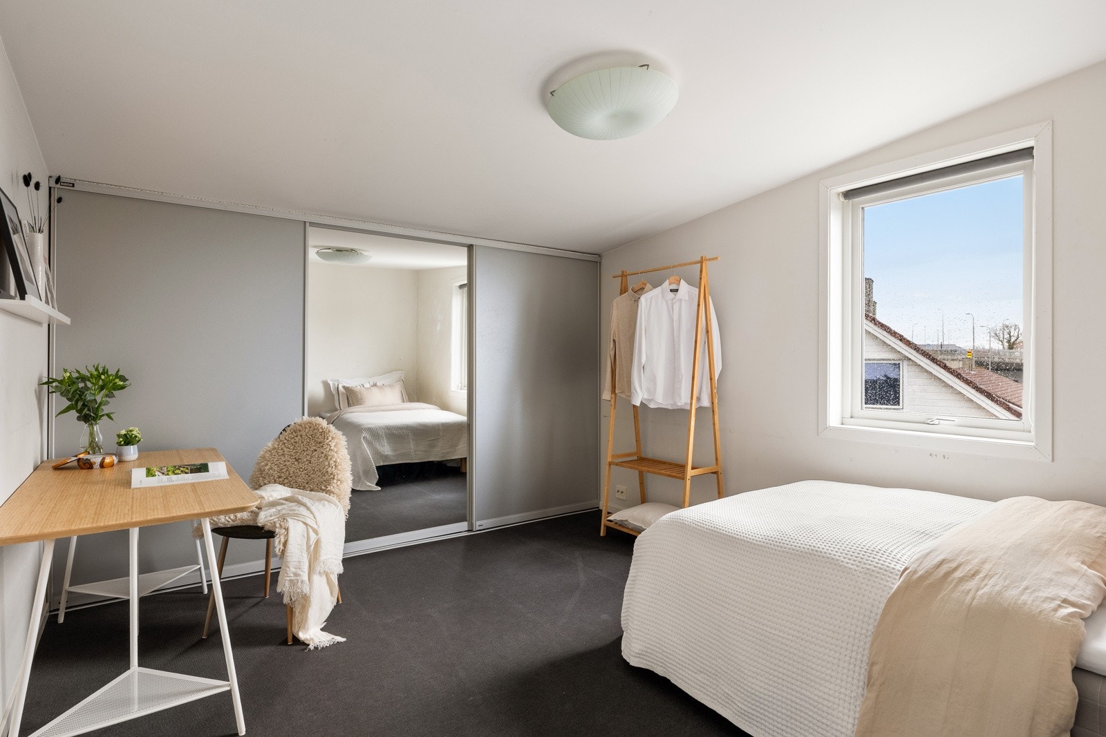 Ved siden av stuen ligger et rom som passer perfekt som gjesterom eller hjemmekontor. Galleribilde