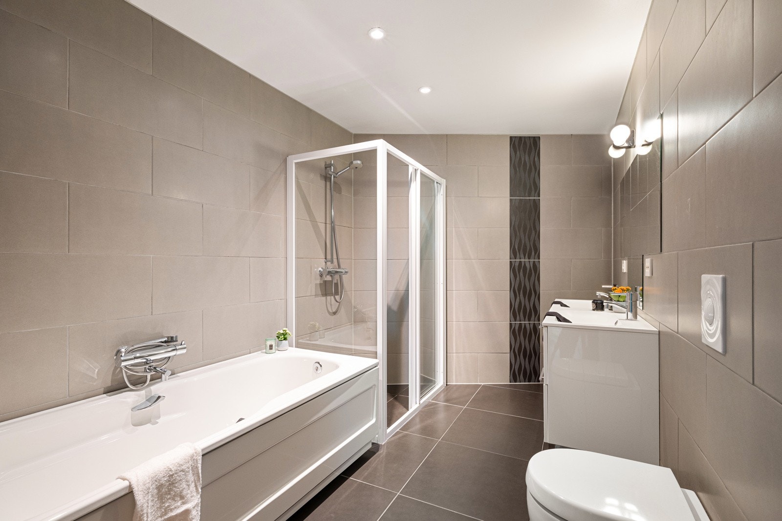 Dette badet byr på både dusj og badekar - perfekt for en avslappende stund etter en lang dag. Galleribilde