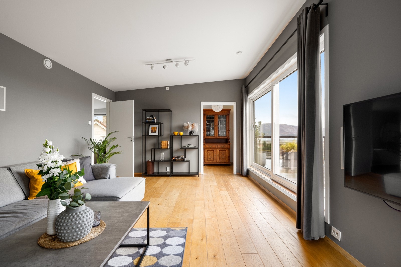 I tredje etasje venter en ny og innbydende stue med plass til hele familien. Galleribilde