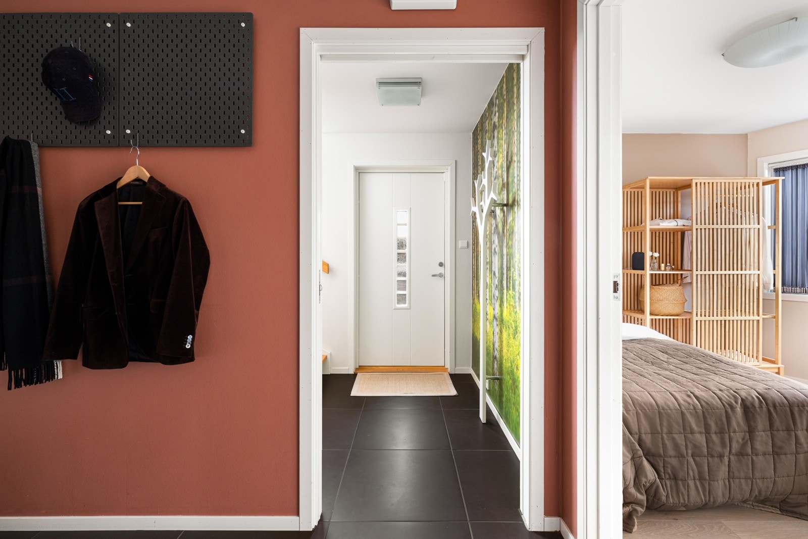 Første etasje rommer tre soverom og to bad. En lys og romslig gang ønsker deg velkommen og leder deg videre til soveromsfløyen. Galleribilde