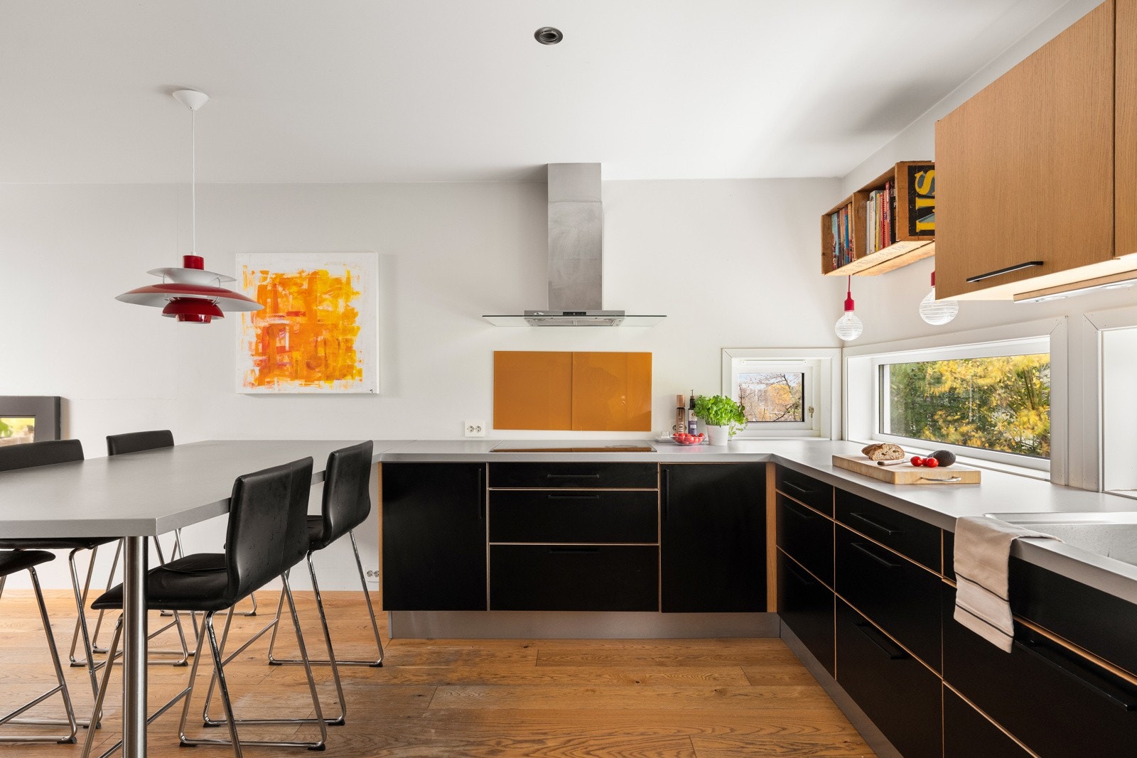 De mørke, slette frontene gir et eksklusivt preg som harmonerer vakkert med boligens moderne uttrykk. Galleribilde