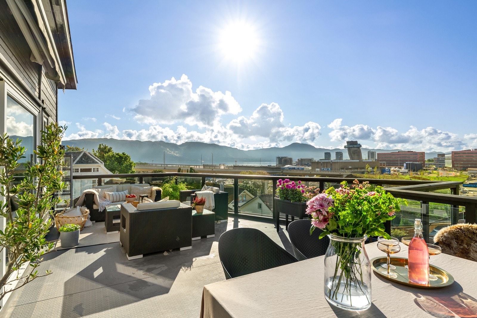 Fantastisk utsikt hvor du kan nyte lange sommerdager, sosiale grillkvelder og vakre solnedganger. Galleribilde