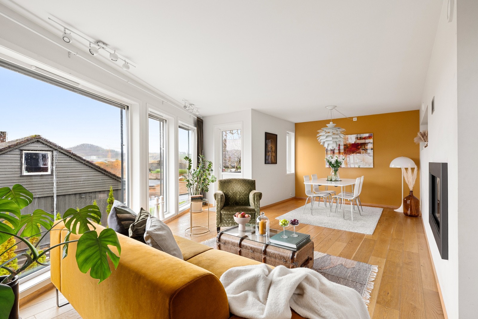 Her er det god plass til både sofagruppe og spisestue - et sosialt samlingspunkt for familie og venner. Galleribilde