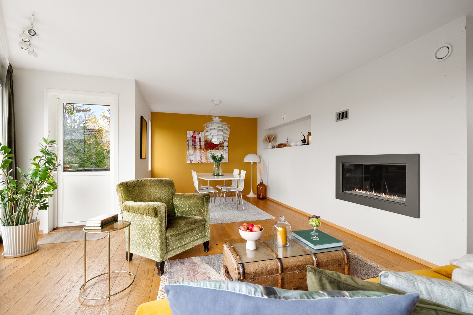 Den elegante gasspeisen skaper en varm atmosfære på kjølige kvelder. Galleribilde