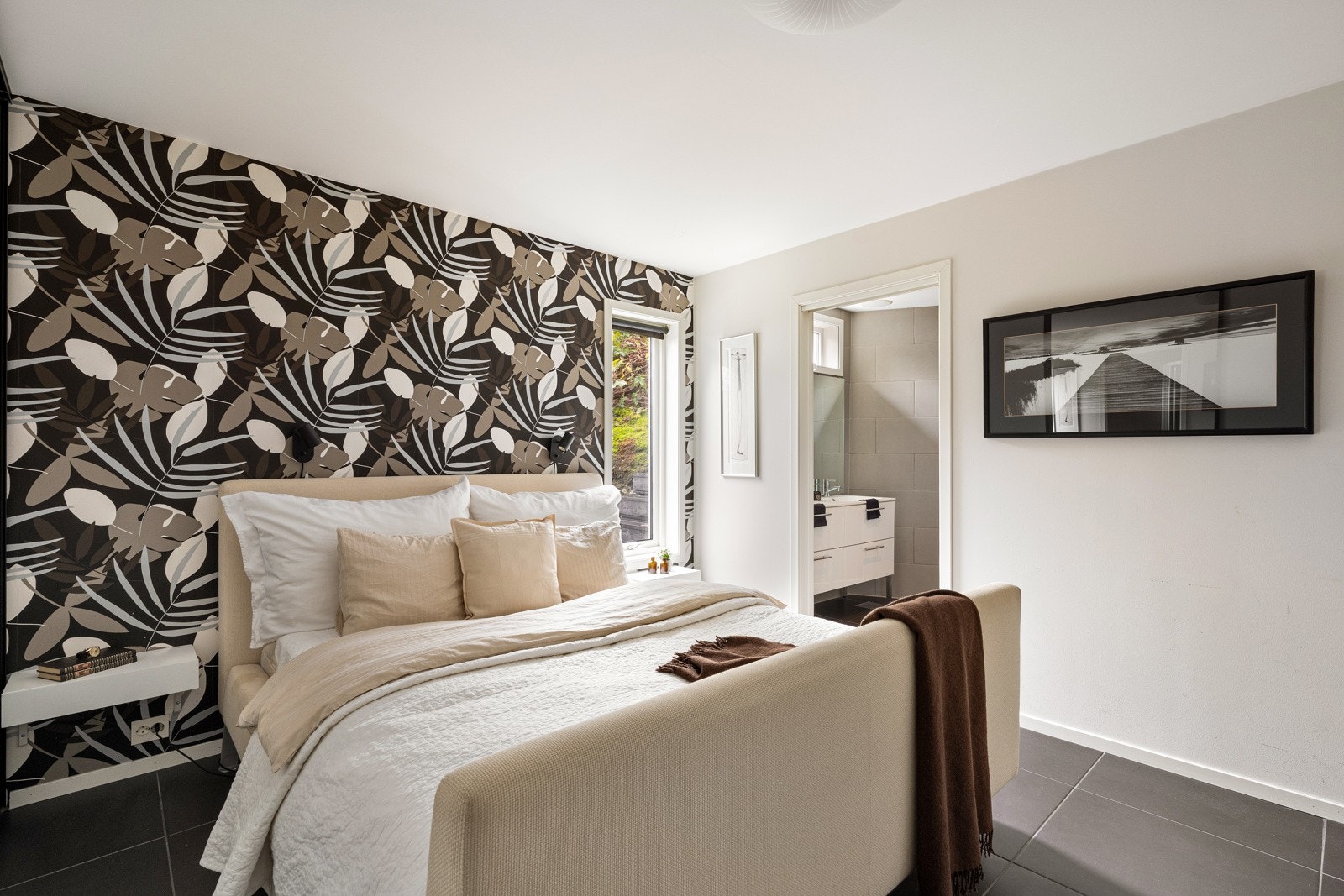 Hovedsoverommet har direkte tilgang til eget bad. Galleribilde