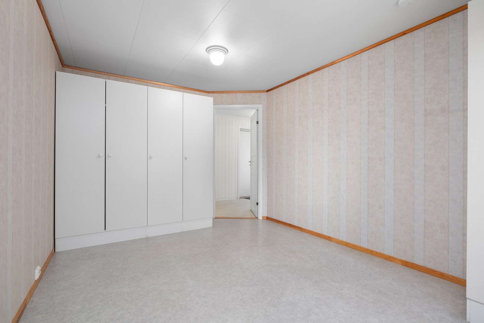 God plass til å innrede soverommet med flere garderobeskap. Galleribilde